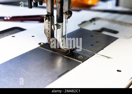 Nahaufnahme der Nähmaschinennadel mit Gewinde. Arbeitsteil antiker Nähmaschinen Stockfoto