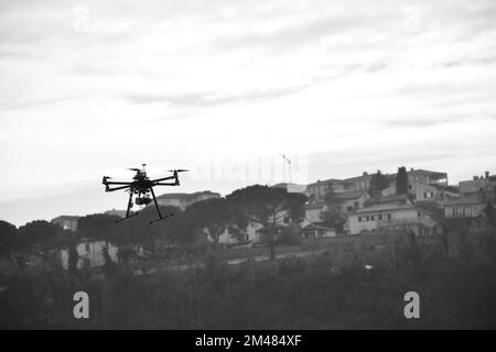 Drohne im Flug, Schwarzweißfoto Stockfoto