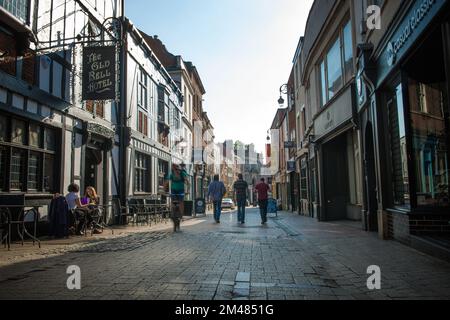 Sadler Gate Derby mit dem Old Bell Hotel Stockfoto