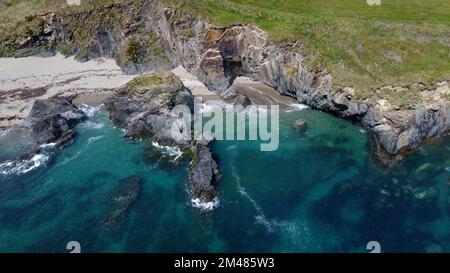 Felsige Ufer der Keltischen See entlang der Route des Wild Atlantic Way, Blick von oben. Seascape der Südküste Irlands. Wunderschöne Felshänge. Stockfoto