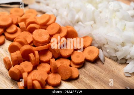 Gehackte Karotten und Zwiebeln. Vorbereitung zum Kochen. Stockfoto