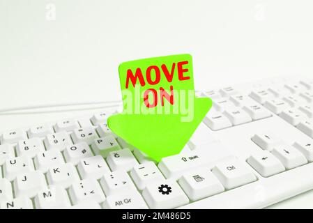 Textbeschriftung mit Präsentation Weiter. Geschäftskonzept, den Ort zu verlassen, an dem man übernachtet und woanders hinzugehen Stockfoto