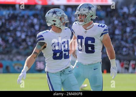 18. Dezember 2022: Dallas Cowboys Tight End PEYTON HENDERSHOT und Dallas Cowboys Tight End DALTON SCHULTZ (86) feiern nach einem Touchdown während des Jacksonville Jaguars vs Dallas Cowboys NFL-Spiels im TIAA Bank Field Stadium in Jacksonville, FL am 18. Dezember 2022. (Kreditbild: © Cory Knowlton/ZUMA Press Wire) Stockfoto