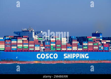 Chinesisches Containerschiff/Containerschiff COSCO Shipping Sagittarius beladen mit Containern in der Nordsee, unter der Flagge Hongkongs, China Stockfoto