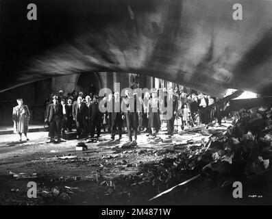 GENE BARRY und ANN ROBINSON im KRIEG DER WELTEN 1953 Regisseur BYRON HASKIN Drehbuch Barre Lyndon nach dem Roman von H.G. Wells-Musik Leith Stevens Produzent George Pal Paramount Pictures Stockfoto