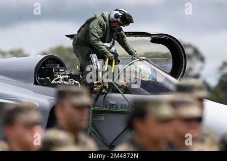 Anapolis, Brasilien. 19.. Dezember 2022. GO - Anapolis - 12/19/2022 - ANAPOLIS, GRIPEN BEGINN DER OPERATION ZEREMONIE - Ein brasilianischer Air Force F-39E Kampfpilot aus Gripen verlässt das Cockpit während der Präsentationszeremonie auf dem Luftwaffenstützpunkt Anapolis, Goias, Brasilien, am 19. Dezember 2022. Foto: Mateus Bonomi/AGIF/Sipa USA Kredit: SIPA USA/Alamy Live News Stockfoto