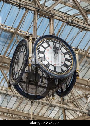 Die berühmte vierseitige hängende Uhr in Waterloo Hauptlinienstation, London, ist ein wichtiger Treffpunkt in Großbritannien. Stockfoto