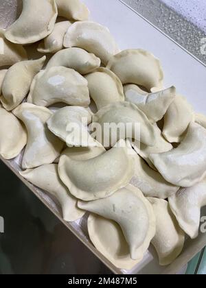 Hausgemachte gefrorene Teigtaschen mit Kartoffeln, hausgemachtes Essen. Stockfoto