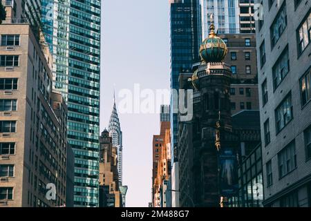 New York Manhattan, 02,10 - 10.10.22: Blick auf das Empire State Building mit verschiedenen Hochhäusern im Vordergrund. Foto: pressefoto Mika Volkman Stockfoto