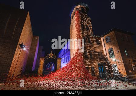 Installation von Weinfenstern im Seidenmühlen-Museum, Derby, Großbritannien Stockfoto