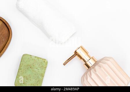 Spa-Zusammensetzung mit Körperpflegeprodukten auf weißem Hintergrund, Draufsicht. Stockfoto