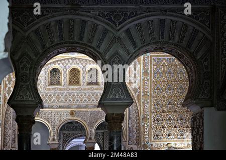 Echtes Alcazar, islamische Dekoration der Innenräume des Palastes von Rey don Pedro in Sevilla Stockfoto