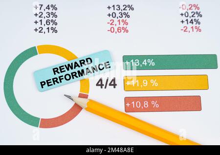 Geschäftskonzept. Auf dem Geschäftsdiagramm befinden sich ein Stift und ein Aufkleber mit der Aufschrift „Belohnung“ Stockfoto
