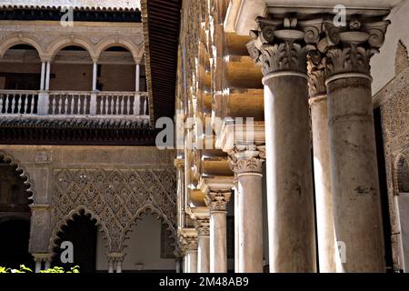 Echtes Alcazar, islamische Dekoration der Innenräume des Palastes von Rey don Pedro in Sevilla Stockfoto