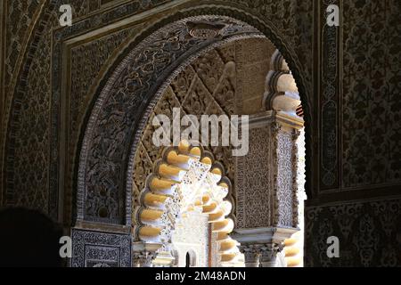Echtes Alcazar, islamische Dekoration der Innenräume des Palastes von Rey don Pedro in Sevilla Stockfoto