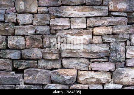 Trockene gestapelte Steinwand in guter Kondition. Stockfoto