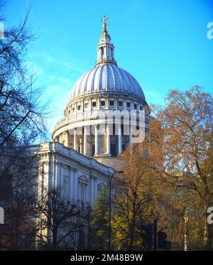 St. Paul's Cathedral Dome London Großbritannien im Herbst Stockfoto