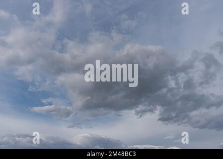 Wolken am Himmel. Das wunderbare Schauspiel eines Himmels voller Wolken. Tiefe und Dreidimensionalität eines bewölkten Himmels. Stockfoto