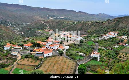 Blick über den unteren Abschnitt des malerischen Dorfes San Bartolomé de Tirajana mit weißen Häusern in den Bergen, Gran Canaria Stockfoto