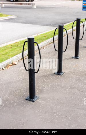 Drei Metallstangen, mit denen die Fahrräder befestigt werden können. Stockfoto