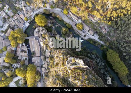 Fontaine-de-Vaucluse („Vaucluse“) ist um die Fontaine de Vaucluse gebaut, eine Quelle in einem Tal am Fuße des Vaucluse-Gebirges nicht f Stockfoto