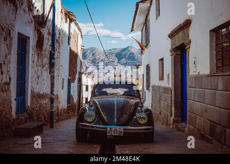 Volkswagen Käfer in den Hinterstraßen von Cusco Peru in Südamerika Stockfoto