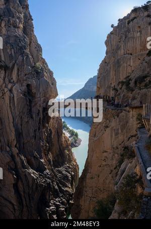 Ein Blick auf El Caminito del Rey mit dem ursprünglichen Pfad darunter und dem modernen Pfad oben Stockfoto