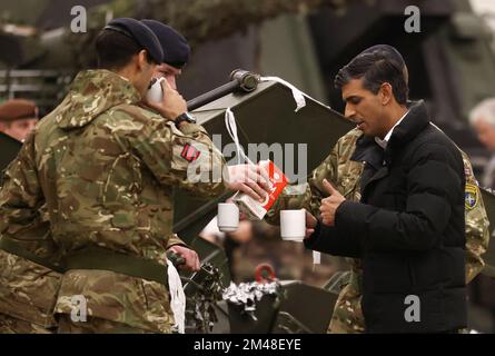 Premierminister Rishi Sunak trinkt mit Truppen auf dem Tapa-Militärstützpunkt in Tapa, Estland. Foto: Montag, 19. Dezember 2022. Stockfoto