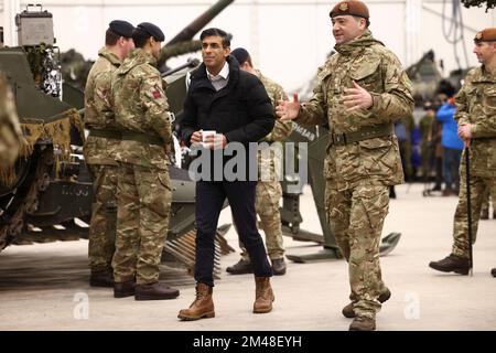 Premierminister Rishi Sunak trinkt mit Truppen auf dem Tapa-Militärstützpunkt in Tapa, Estland. Foto: Montag, 19. Dezember 2022. Stockfoto
