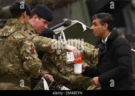 Premierminister Rishi Sunak trinkt mit Truppen auf dem Tapa-Militärstützpunkt in Tapa, Estland. Foto: Montag, 19. Dezember 2022. Stockfoto