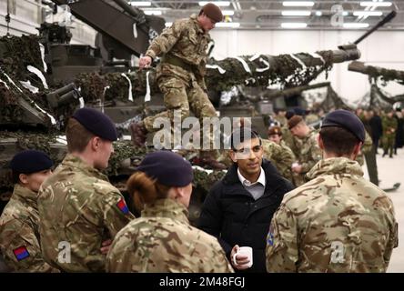 Premierminister Rishi Sunak trinkt mit Truppen auf dem Tapa-Militärstützpunkt in Tapa, Estland. Foto: Montag, 19. Dezember 2022. Stockfoto