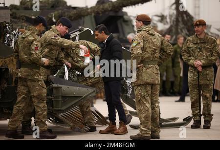 Premierminister Rishi Sunak trinkt mit Truppen auf dem Tapa-Militärstützpunkt in Tapa, Estland. Foto: Montag, 19. Dezember 2022. Stockfoto