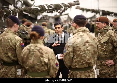 Premierminister Rishi Sunak trinkt mit Truppen auf dem Tapa-Militärstützpunkt in Tapa, Estland. Foto: Montag, 19. Dezember 2022. Stockfoto