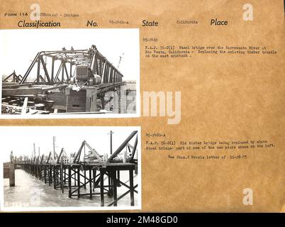 Stahlbrücke, Alte Holzbrücke. Originalunterschrift: 45-2460 - Steel Bridge, Old Timber Bridge über den Sacramento River in Rio Vesta, Kalifornien. Das bestehende Treuhandkonto für den östlichen Zugang wird ersetzt. Originalüberschrift: 45-2461-A - F.A.P. 76-C(1) Alte Holzbrücke wird durch eine Stahlbrücke ersetzt - Teil eines der neuen Piers auf der linken Seite. Siehe Cass. C Morris-Brief vom 11. 28. 45. Bundesstaat: Kalifornien. Stockfoto