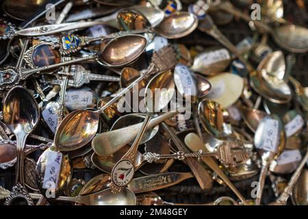 Ein Haufen sauberer, glänzender Metalllöffel im Angebot. Ein Haufen alter Silberbestecke. Viele gebrauchte Löffel, Draufsicht. Gemischte glänzende Metalllöffel-Oktober 10,2022-Sur Stockfoto