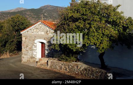 Kleine Kirche eine ruhige Straße runter in der Nähe von Petra, Lesbos, aufgenommen September/Oktober 2022..Cym Stockfoto