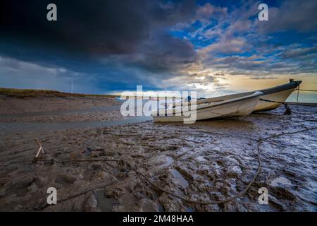 Boote vor Anker in Brancaster Staithe, Norfolk, England, Großbritannien Stockfoto