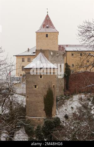 Hirschgraben und Daliborka-Turm im Vordergrund mit schneebedeckten Dächern der Prager Burg im Winter, keine Menschen, Porträt-Orientierung. Stockfoto