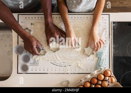 Schwarzer Vater Und Tochter Schneiden Verschiedene Keksformen Aus Teig Stockfoto