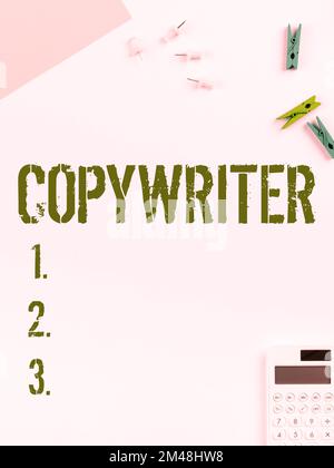 Handschriftliches Zeichen: Copywriter. Konzeptionelles Foto, das den Text von Werbung oder Werbematerial verfasst Stockfoto