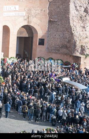 Rom, Italien. 19.. Dezember 2022. **KEIN INTERNET UND KEINE ZEITUNGEN NUR FÜR ITALIEN** der Platz begrüßt Sinisa Mihajlovic Credit: Independent Photo Agency/Alamy Live News Stockfoto