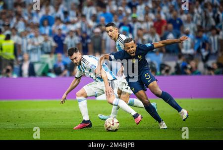 Doha, Katar. 18.. Dezember 2022. Nicolas Tagliafico (Arg), Angel Di Maria (Arg), Jules Kounde (FRA) Argentinien – Frankreich Finalspiel Argentinien – Frankrei Stockfoto