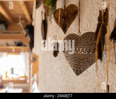Innendesign-Elemente einer Alpenhütte, einem österreichischen Restaurant Stockfoto