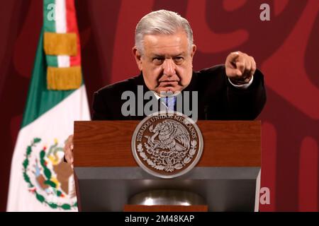 Mexiko-Stadt, Mexiko. 19.. Dezember 2022. Mexikanischer Präsident Andres Manuel Lopez Obrador während einer Konferenz vor Reportern im Nationalpalast in Mexiko-Stadt, Mexiko, am 19. Dezember 2022 in Mexiko-Stadt (Bild: © Luis Barron/Eyepix via ZUMA Press Wire) Stockfoto