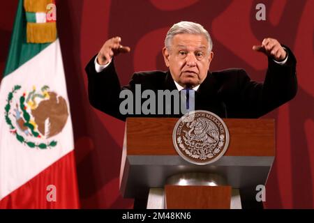 Mexiko-Stadt, Mexiko. 19.. Dezember 2022. Mexikanischer Präsident Andres Manuel Lopez Obrador während einer Konferenz vor Reportern im Nationalpalast in Mexiko-Stadt, Mexiko, am 19. Dezember 2022 in Mexiko-Stadt (Bild: © Luis Barron/Eyepix via ZUMA Press Wire) Stockfoto