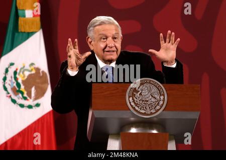 Mexiko-Stadt, Mexiko. 19.. Dezember 2022. Mexikanischer Präsident Andres Manuel Lopez Obrador während einer Konferenz vor Reportern im Nationalpalast in Mexiko-Stadt, Mexiko, am 19. Dezember 2022 in Mexiko-Stadt (Bild: © Luis Barron/Eyepix via ZUMA Press Wire) Stockfoto