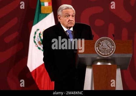 Mexiko-Stadt, Mexiko. 19.. Dezember 2022. Mexikanischer Präsident Andres Manuel Lopez Obrador während einer Konferenz vor Reportern im Nationalpalast in Mexiko-Stadt, Mexiko, am 19. Dezember 2022 in Mexiko-Stadt (Bild: © Luis Barron/Eyepix via ZUMA Press Wire) Stockfoto