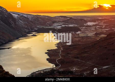 Wasser bei Sonnenuntergang von Yewbarrow, Lake District National Park, Cumbria, Großbritannien Stockfoto