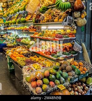 Eine sehr farbenfrohe Ausstellung mit einer großen Auswahl an Obst auf dem Markt in der Altstadt von Palmas auf Gran Canaria. Stockfoto