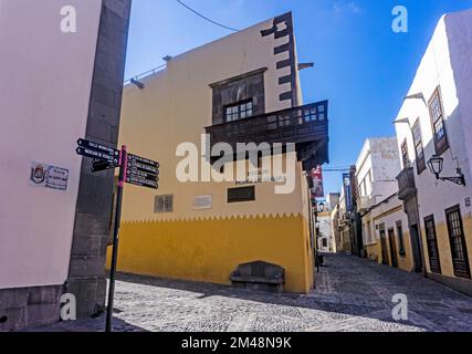 Eine Seitenstraße in der Altstadt von Palmas, Gran Canaria mit einem Straßenschild, das Wegbeschreibungen zum Plaza de Santa Anna Square, zur Kathedrale von Santa Ana usw. zeigt Stockfoto
